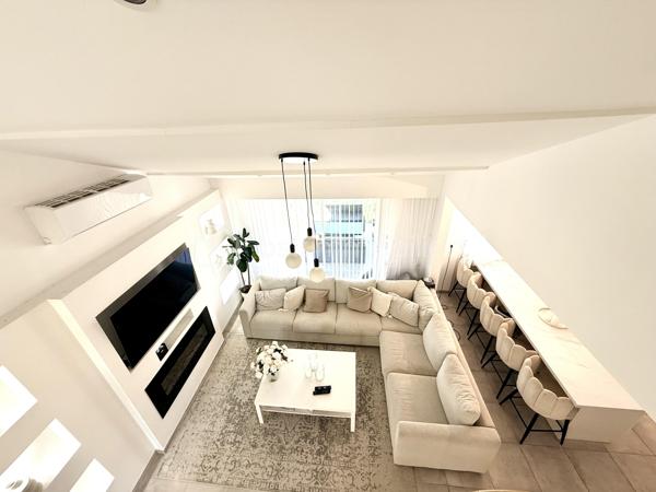 Proche Poitiers – Maison plain-pied à vendre – 4 chambres – terrain 430 m² – aucun travaux

À seulement 10 minutes de Poitiers, venez découvrir cette maison de plain-pied rénovée en 2023/2024, offrant 102 m² habitables, idéale pour une famille.

Maison à vendre Poitiers – caractéristiques principales :

- Grande pièce de vie de 44 m² avec cuisine ouverte aménagée et équipée
- 4 chambres (ou 3 chambres + bureau) dont une en mezzanine
- Dressing / pièce de 6 m²
- Salle d’eau avec un wc
- 1 wc avec lave-mains
- 1 Espace cellier 
- 1 Buanderie

 Extérieur :

Terrain de 430 m²
Terrasse de 20 m² avec pergola bioclimatique
Mitoyenne d'un côté par le garage

Maison rénovée – prestations récentes :

Pompe à chaleur réversible (climatisation / chauffage)
Radiateurs électriques à inertie
Double vitrage
Volets roulants électriques
Fibre installée
Chauffe-eau et adoucisseur 

Localisation recherchée :

Proche commerces, écoles, services
Arrêt de bus à proximité immédiate
Accès rapide centre-ville de Poitiers

Maison sans travaux – idéale résidence principale – famille – primo-accédants