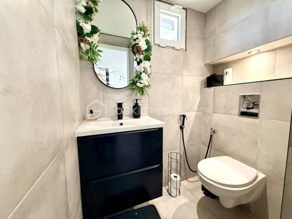 Proche Poitiers – Maison plain-pied à vendre – 4 chambres – terrain 430 m² – aucun travaux

À seulement 10 minutes de Poitiers, venez découvrir cette maison de plain-pied rénovée en 2023/2024, offrant 102 m² habitables, idéale pour une famille.

Maison à vendre Poitiers – caractéristiques principales :

- Grande pièce de vie de 44 m² avec cuisine ouverte aménagée et équipée
- 4 chambres (ou 3 chambres + bureau) dont une en mezzanine
- Dressing / pièce de 6 m²
- Salle d’eau avec un wc
- 1 wc avec lave-mains
- 1 Espace cellier 
- 1 Buanderie

 Extérieur :

Terrain de 430 m²
Terrasse de 20 m² avec pergola bioclimatique
Mitoyenne d'un côté par le garage

Maison rénovée – prestations récentes :

Pompe à chaleur réversible (climatisation / chauffage)
Radiateurs électriques à inertie
Double vitrage
Volets roulants électriques
Fibre installée
Chauffe-eau et adoucisseur 

Localisation recherchée :

Proche commerces, écoles, services
Arrêt de bus à proximité immédiate
Accès rapide centre-ville de Poitiers

Maison sans travaux – idéale résidence principale – famille – primo-accédants