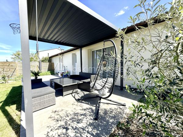 Proche Poitiers – Maison plain-pied à vendre – 4 chambres – terrain 430 m² – aucun travaux

À seulement 10 minutes de Poitiers, venez découvrir cette maison de plain-pied rénovée en 2023/2024, offrant 102 m² habitables, idéale pour une famille.

Maison à vendre Poitiers – caractéristiques principales :

- Grande pièce de vie de 44 m² avec cuisine ouverte aménagée et équipée
- 4 chambres (ou 3 chambres + bureau) dont une en mezzanine
- Dressing / pièce de 6 m²
- Salle d’eau avec un wc
- 1 wc avec lave-mains
- 1 Espace cellier 
- 1 Buanderie

 Extérieur :

Terrain de 430 m²
Terrasse de 20 m² avec pergola bioclimatique
Mitoyenne d'un côté par le garage

Maison rénovée – prestations récentes :

Pompe à chaleur réversible (climatisation / chauffage)
Radiateurs électriques à inertie
Double vitrage
Volets roulants électriques
Fibre installée
Chauffe-eau et adoucisseur 

Localisation recherchée :

Proche commerces, écoles, services
Arrêt de bus à proximité immédiate
Accès rapide centre-ville de Poitiers

Maison sans travaux – idéale résidence principale – famille – primo-accédants