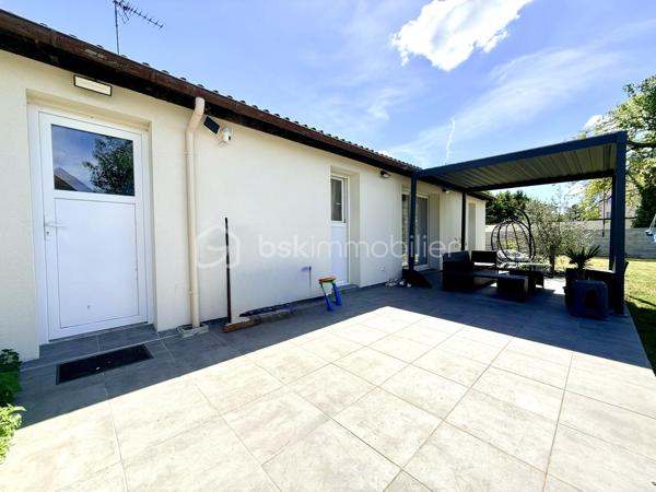 Proche Poitiers – Maison plain-pied à vendre – 4 chambres – terrain 430 m² – aucun travaux

À seulement 10 minutes de Poitiers, venez découvrir cette maison de plain-pied rénovée en 2023/2024, offrant 102 m² habitables, idéale pour une famille.

Maison à vendre Poitiers – caractéristiques principales :

- Grande pièce de vie de 44 m² avec cuisine ouverte aménagée et équipée
- 4 chambres (ou 3 chambres + bureau) dont une en mezzanine
- Dressing / pièce de 6 m²
- Salle d’eau avec un wc
- 1 wc avec lave-mains
- 1 Espace cellier 
- 1 Buanderie

 Extérieur :

Terrain de 430 m²
Terrasse de 20 m² avec pergola bioclimatique
Mitoyenne d'un côté par le garage

Maison rénovée – prestations récentes :

Pompe à chaleur réversible (climatisation / chauffage)
Radiateurs électriques à inertie
Double vitrage
Volets roulants électriques
Fibre installée
Chauffe-eau et adoucisseur 

Localisation recherchée :

Proche commerces, écoles, services
Arrêt de bus à proximité immédiate
Accès rapide centre-ville de Poitiers

Maison sans travaux – idéale résidence principale – famille – primo-accédants