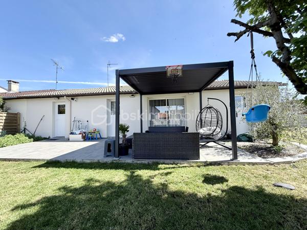 Proche Poitiers – Maison plain-pied à vendre – 4 chambres – terrain 430 m² – aucun travaux

À seulement 10 minutes de Poitiers, venez découvrir cette maison de plain-pied rénovée en 2023/2024, offrant 102 m² habitables, idéale pour une famille.

Maison à vendre Poitiers – caractéristiques principales :

- Grande pièce de vie de 44 m² avec cuisine ouverte aménagée et équipée
- 4 chambres (ou 3 chambres + bureau) dont une en mezzanine
- Dressing / pièce de 6 m²
- Salle d’eau avec un wc
- 1 wc avec lave-mains
- 1 Espace cellier 
- 1 Buanderie

 Extérieur :

Terrain de 430 m²
Terrasse de 20 m² avec pergola bioclimatique
Mitoyenne d'un côté par le garage

Maison rénovée – prestations récentes :

Pompe à chaleur réversible (climatisation / chauffage)
Radiateurs électriques à inertie
Double vitrage
Volets roulants électriques
Fibre installée
Chauffe-eau et adoucisseur 

Localisation recherchée :

Proche commerces, écoles, services
Arrêt de bus à proximité immédiate
Accès rapide centre-ville de Poitiers

Maison sans travaux – idéale résidence principale – famille – primo-accédants