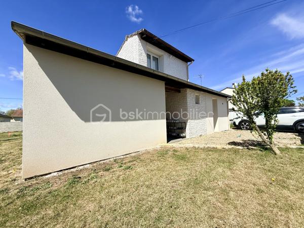 Proche Poitiers – Maison plain-pied à vendre – 4 chambres – terrain 430 m² – aucun travaux

À seulement 10 minutes de Poitiers, venez découvrir cette maison de plain-pied rénovée en 2023/2024, offrant 102 m² habitables, idéale pour une famille.

Maison à vendre Poitiers – caractéristiques principales :

- Grande pièce de vie de 44 m² avec cuisine ouverte aménagée et équipée
- 4 chambres (ou 3 chambres + bureau) dont une en mezzanine
- Dressing / pièce de 6 m²
- Salle d’eau avec un wc
- 1 wc avec lave-mains
- 1 Espace cellier 
- 1 Buanderie

 Extérieur :

Terrain de 430 m²
Terrasse de 20 m² avec pergola bioclimatique
Mitoyenne d'un côté par le garage

Maison rénovée – prestations récentes :

Pompe à chaleur réversible (climatisation / chauffage)
Radiateurs électriques à inertie
Double vitrage
Volets roulants électriques
Fibre installée
Chauffe-eau et adoucisseur 

Localisation recherchée :

Proche commerces, écoles, services
Arrêt de bus à proximité immédiate
Accès rapide centre-ville de Poitiers

Maison sans travaux – idéale résidence principale – famille – primo-accédants