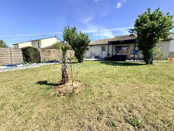 Proche Poitiers – Maison plain-pied à vendre – 4 chambres – terrain 430 m² – aucun travaux

À seulement 10 minutes de Poitiers, venez découvrir cette maison de plain-pied rénovée en 2023/2024, offrant 102 m² habitables, idéale pour une famille.

Maison à vendre Poitiers – caractéristiques principales :

- Grande pièce de vie de 44 m² avec cuisine ouverte aménagée et équipée
- 4 chambres (ou 3 chambres + bureau) dont une en mezzanine
- Dressing / pièce de 6 m²
- Salle d’eau avec un wc
- 1 wc avec lave-mains
- 1 Espace cellier 
- 1 Buanderie

 Extérieur :

Terrain de 430 m²
Terrasse de 20 m² avec pergola bioclimatique
Mitoyenne d'un côté par le garage

Maison rénovée – prestations récentes :

Pompe à chaleur réversible (climatisation / chauffage)
Radiateurs électriques à inertie
Double vitrage
Volets roulants électriques
Fibre installée
Chauffe-eau et adoucisseur 

Localisation recherchée :

Proche commerces, écoles, services
Arrêt de bus à proximité immédiate
Accès rapide centre-ville de Poitiers

Maison sans travaux – idéale résidence principale – famille – primo-accédants