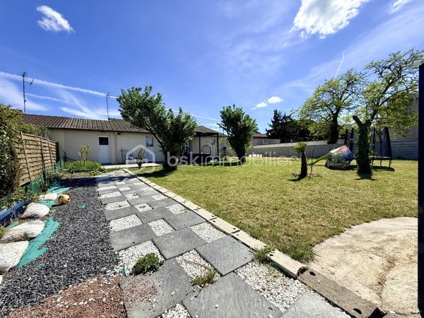 Proche Poitiers – Maison plain-pied à vendre – 4 chambres – terrain 430 m² – aucun travaux

À seulement 10 minutes de Poitiers, venez découvrir cette maison de plain-pied rénovée en 2023/2024, offrant 102 m² habitables, idéale pour une famille.

Maison à vendre Poitiers – caractéristiques principales :

- Grande pièce de vie de 44 m² avec cuisine ouverte aménagée et équipée
- 4 chambres (ou 3 chambres + bureau) dont une en mezzanine
- Dressing / pièce de 6 m²
- Salle d’eau avec un wc
- 1 wc avec lave-mains
- 1 Espace cellier 
- 1 Buanderie

 Extérieur :

Terrain de 430 m²
Terrasse de 20 m² avec pergola bioclimatique
Mitoyenne d'un côté par le garage

Maison rénovée – prestations récentes :

Pompe à chaleur réversible (climatisation / chauffage)
Radiateurs électriques à inertie
Double vitrage
Volets roulants électriques
Fibre installée
Chauffe-eau et adoucisseur 

Localisation recherchée :

Proche commerces, écoles, services
Arrêt de bus à proximité immédiate
Accès rapide centre-ville de Poitiers

Maison sans travaux – idéale résidence principale – famille – primo-accédants