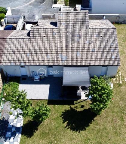 Proche Poitiers – Maison plain-pied à vendre – 4 chambres – terrain 430 m² – aucun travaux

À seulement 10 minutes de Poitiers, venez découvrir cette maison de plain-pied rénovée en 2023/2024, offrant 102 m² habitables, idéale pour une famille.

Maison à vendre Poitiers – caractéristiques principales :

- Grande pièce de vie de 44 m² avec cuisine ouverte aménagée et équipée
- 4 chambres (ou 3 chambres + bureau) dont une en mezzanine
- Dressing / pièce de 6 m²
- Salle d’eau avec un wc
- 1 wc avec lave-mains
- 1 Espace cellier 
- 1 Buanderie

 Extérieur :

Terrain de 430 m²
Terrasse de 20 m² avec pergola bioclimatique
Mitoyenne d'un côté par le garage

Maison rénovée – prestations récentes :

Pompe à chaleur réversible (climatisation / chauffage)
Radiateurs électriques à inertie
Double vitrage
Volets roulants électriques
Fibre installée
Chauffe-eau et adoucisseur 

Localisation recherchée :

Proche commerces, écoles, services
Arrêt de bus à proximité immédiate
Accès rapide centre-ville de Poitiers

Maison sans travaux – idéale résidence principale – famille – primo-accédants