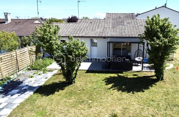 Proche Poitiers – Maison plain-pied à vendre – 4 chambres – terrain 430 m² – aucun travaux

À seulement 10 minutes de Poitiers, venez découvrir cette maison de plain-pied rénovée en 2023/2024, offrant 102 m² habitables, idéale pour une famille.

Maison à vendre Poitiers – caractéristiques principales :

- Grande pièce de vie de 44 m² avec cuisine ouverte aménagée et équipée
- 4 chambres (ou 3 chambres + bureau) dont une en mezzanine
- Dressing / pièce de 6 m²
- Salle d’eau avec un wc
- 1 wc avec lave-mains
- 1 Espace cellier 
- 1 Buanderie

 Extérieur :

Terrain de 430 m²
Terrasse de 20 m² avec pergola bioclimatique
Mitoyenne d'un côté par le garage

Maison rénovée – prestations récentes :

Pompe à chaleur réversible (climatisation / chauffage)
Radiateurs électriques à inertie
Double vitrage
Volets roulants électriques
Fibre installée
Chauffe-eau et adoucisseur 

Localisation recherchée :

Proche commerces, écoles, services
Arrêt de bus à proximité immédiate
Accès rapide centre-ville de Poitiers

Maison sans travaux – idéale résidence principale – famille – primo-accédants