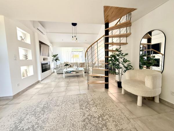 Proche Poitiers – Maison plain-pied à vendre – 4 chambres – terrain 430 m² – aucun travaux

À seulement 10 minutes de Poitiers, venez découvrir cette maison de plain-pied rénovée en 2023/2024, offrant 102 m² habitables, idéale pour une famille.

Maison à vendre Poitiers – caractéristiques principales :

- Grande pièce de vie de 44 m² avec cuisine ouverte aménagée et équipée
- 4 chambres (ou 3 chambres + bureau) dont une en mezzanine
- Dressing / pièce de 6 m²
- Salle d’eau avec un wc
- 1 wc avec lave-mains
- 1 Espace cellier 
- 1 Buanderie

 Extérieur :

Terrain de 430 m²
Terrasse de 20 m² avec pergola bioclimatique
Mitoyenne d'un côté par le garage

Maison rénovée – prestations récentes :

Pompe à chaleur réversible (climatisation / chauffage)
Radiateurs électriques à inertie
Double vitrage
Volets roulants électriques
Fibre installée
Chauffe-eau et adoucisseur 

Localisation recherchée :

Proche commerces, écoles, services
Arrêt de bus à proximité immédiate
Accès rapide centre-ville de Poitiers

Maison sans travaux – idéale résidence principale – famille – primo-accédants