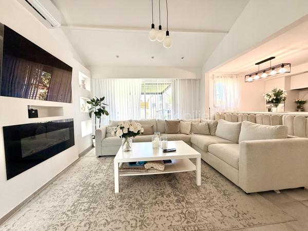 Proche Poitiers – Maison plain-pied à vendre – 4 chambres – terrain 430 m² – aucun travaux

À seulement 10 minutes de Poitiers, venez découvrir cette maison de plain-pied rénovée en 2023/2024, offrant 102 m² habitables, idéale pour une famille.

Maison à vendre Poitiers – caractéristiques principales :

- Grande pièce de vie de 44 m² avec cuisine ouverte aménagée et équipée
- 4 chambres (ou 3 chambres + bureau) dont une en mezzanine
- Dressing / pièce de 6 m²
- Salle d’eau avec un wc
- 1 wc avec lave-mains
- 1 Espace cellier 
- 1 Buanderie

 Extérieur :

Terrain de 430 m²
Terrasse de 20 m² avec pergola bioclimatique
Mitoyenne d'un côté par le garage

Maison rénovée – prestations récentes :

Pompe à chaleur réversible (climatisation / chauffage)
Radiateurs électriques à inertie
Double vitrage
Volets roulants électriques
Fibre installée
Chauffe-eau et adoucisseur 

Localisation recherchée :

Proche commerces, écoles, services
Arrêt de bus à proximité immédiate
Accès rapide centre-ville de Poitiers

Maison sans travaux – idéale résidence principale – famille – primo-accédants