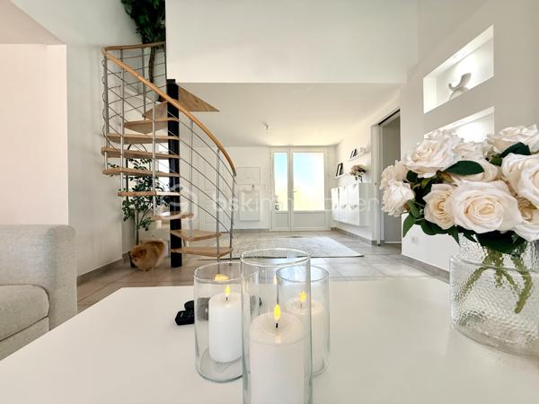 Proche Poitiers – Maison plain-pied à vendre – 4 chambres – terrain 430 m² – aucun travaux

À seulement 10 minutes de Poitiers, venez découvrir cette maison de plain-pied rénovée en 2023/2024, offrant 102 m² habitables, idéale pour une famille.

Maison à vendre Poitiers – caractéristiques principales :

- Grande pièce de vie de 44 m² avec cuisine ouverte aménagée et équipée
- 4 chambres (ou 3 chambres + bureau) dont une en mezzanine
- Dressing / pièce de 6 m²
- Salle d’eau avec un wc
- 1 wc avec lave-mains
- 1 Espace cellier 
- 1 Buanderie

 Extérieur :

Terrain de 430 m²
Terrasse de 20 m² avec pergola bioclimatique
Mitoyenne d'un côté par le garage

Maison rénovée – prestations récentes :

Pompe à chaleur réversible (climatisation / chauffage)
Radiateurs électriques à inertie
Double vitrage
Volets roulants électriques
Fibre installée
Chauffe-eau et adoucisseur 

Localisation recherchée :

Proche commerces, écoles, services
Arrêt de bus à proximité immédiate
Accès rapide centre-ville de Poitiers

Maison sans travaux – idéale résidence principale – famille – primo-accédants