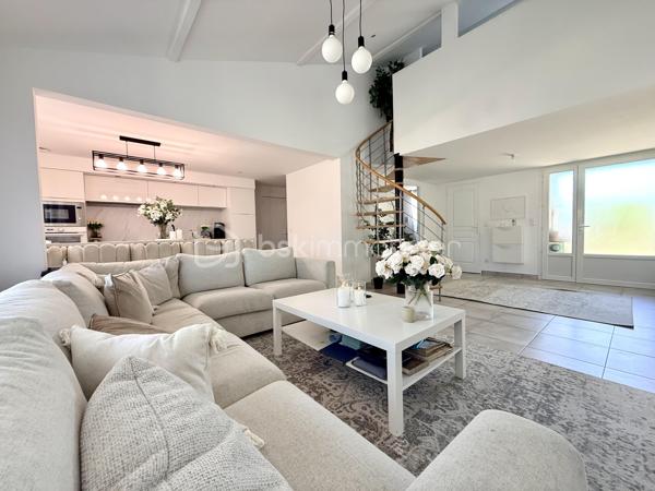 Proche Poitiers – Maison plain-pied à vendre – 4 chambres – terrain 430 m² – aucun travaux

À seulement 10 minutes de Poitiers, venez découvrir cette maison de plain-pied rénovée en 2023/2024, offrant 102 m² habitables, idéale pour une famille.

Maison à vendre Poitiers – caractéristiques principales :

- Grande pièce de vie de 44 m² avec cuisine ouverte aménagée et équipée
- 4 chambres (ou 3 chambres + bureau) dont une en mezzanine
- Dressing / pièce de 6 m²
- Salle d’eau avec un wc
- 1 wc avec lave-mains
- 1 Espace cellier 
- 1 Buanderie

 Extérieur :

Terrain de 430 m²
Terrasse de 20 m² avec pergola bioclimatique
Mitoyenne d'un côté par le garage

Maison rénovée – prestations récentes :

Pompe à chaleur réversible (climatisation / chauffage)
Radiateurs électriques à inertie
Double vitrage
Volets roulants électriques
Fibre installée
Chauffe-eau et adoucisseur 

Localisation recherchée :

Proche commerces, écoles, services
Arrêt de bus à proximité immédiate
Accès rapide centre-ville de Poitiers

Maison sans travaux – idéale résidence principale – famille – primo-accédants