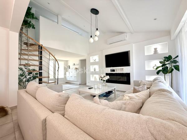 Proche Poitiers – Maison plain-pied à vendre – 4 chambres – terrain 430 m² – aucun travaux

À seulement 10 minutes de Poitiers, venez découvrir cette maison de plain-pied rénovée en 2023/2024, offrant 102 m² habitables, idéale pour une famille.

Maison à vendre Poitiers – caractéristiques principales :

- Grande pièce de vie de 44 m² avec cuisine ouverte aménagée et équipée
- 4 chambres (ou 3 chambres + bureau) dont une en mezzanine
- Dressing / pièce de 6 m²
- Salle d’eau avec un wc
- 1 wc avec lave-mains
- 1 Espace cellier 
- 1 Buanderie

 Extérieur :

Terrain de 430 m²
Terrasse de 20 m² avec pergola bioclimatique
Mitoyenne d'un côté par le garage

Maison rénovée – prestations récentes :

Pompe à chaleur réversible (climatisation / chauffage)
Radiateurs électriques à inertie
Double vitrage
Volets roulants électriques
Fibre installée
Chauffe-eau et adoucisseur 

Localisation recherchée :

Proche commerces, écoles, services
Arrêt de bus à proximité immédiate
Accès rapide centre-ville de Poitiers

Maison sans travaux – idéale résidence principale – famille – primo-accédants