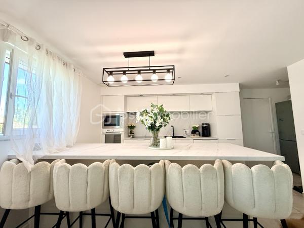 Proche Poitiers – Maison plain-pied à vendre – 4 chambres – terrain 430 m² – aucun travaux

À seulement 10 minutes de Poitiers, venez découvrir cette maison de plain-pied rénovée en 2023/2024, offrant 102 m² habitables, idéale pour une famille.

Maison à vendre Poitiers – caractéristiques principales :

- Grande pièce de vie de 44 m² avec cuisine ouverte aménagée et équipée
- 4 chambres (ou 3 chambres + bureau) dont une en mezzanine
- Dressing / pièce de 6 m²
- Salle d’eau avec un wc
- 1 wc avec lave-mains
- 1 Espace cellier 
- 1 Buanderie

 Extérieur :

Terrain de 430 m²
Terrasse de 20 m² avec pergola bioclimatique
Mitoyenne d'un côté par le garage

Maison rénovée – prestations récentes :

Pompe à chaleur réversible (climatisation / chauffage)
Radiateurs électriques à inertie
Double vitrage
Volets roulants électriques
Fibre installée
Chauffe-eau et adoucisseur 

Localisation recherchée :

Proche commerces, écoles, services
Arrêt de bus à proximité immédiate
Accès rapide centre-ville de Poitiers

Maison sans travaux – idéale résidence principale – famille – primo-accédants