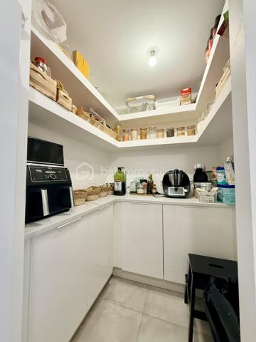 Proche Poitiers – Maison plain-pied à vendre – 4 chambres – terrain 430 m² – aucun travaux

À seulement 10 minutes de Poitiers, venez découvrir cette maison de plain-pied rénovée en 2023/2024, offrant 102 m² habitables, idéale pour une famille.

Maison à vendre Poitiers – caractéristiques principales :

- Grande pièce de vie de 44 m² avec cuisine ouverte aménagée et équipée
- 4 chambres (ou 3 chambres + bureau) dont une en mezzanine
- Dressing / pièce de 6 m²
- Salle d’eau avec un wc
- 1 wc avec lave-mains
- 1 Espace cellier 
- 1 Buanderie

 Extérieur :

Terrain de 430 m²
Terrasse de 20 m² avec pergola bioclimatique
Mitoyenne d'un côté par le garage

Maison rénovée – prestations récentes :

Pompe à chaleur réversible (climatisation / chauffage)
Radiateurs électriques à inertie
Double vitrage
Volets roulants électriques
Fibre installée
Chauffe-eau et adoucisseur 

Localisation recherchée :

Proche commerces, écoles, services
Arrêt de bus à proximité immédiate
Accès rapide centre-ville de Poitiers

Maison sans travaux – idéale résidence principale – famille – primo-accédants