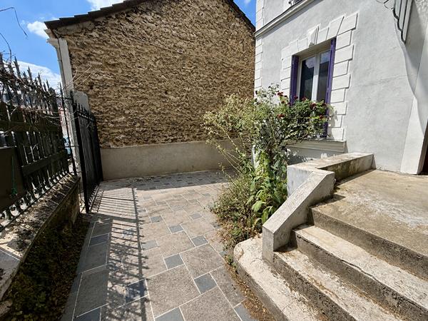 Maison ou ensemble immobilier avec 4 appartements surface au sol 196m²- Parcelle de 401 m²