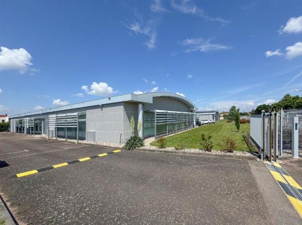 À LOUER : Bureaux avec 4 places de stationnement au coeur de Riorges