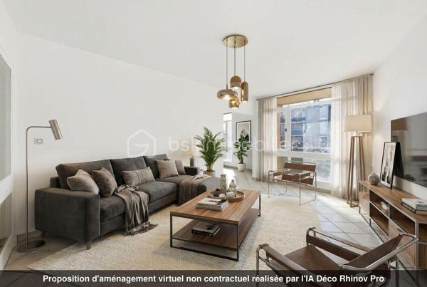 Découvrez cet appartement spacieux et fonctionnel, offrant un cadre de vie idéal alliant confort et proximité des commodités.

L'entrée dessert un séjour baigné de lumière de 17 m² avec un agréable balcon exposé SUD une première pièce offrant de multiples possibilités (chambre, bureau, salle de jeux, etc), ainsi qu'une grande cuisine fermée.
Le couloir mène à l'espace nuit composé de deux autres chambres de 10 m² et 12 m², chacune équipée de placard intégré et d'un balcon, une salle de bain avec baignoire et des toilettes séparées.

Situé dans un quartier calme, l'appartement bénéficie d'une localisation idéale pour les familles :
À 5 min à pied de l'école primaire Meyrie et Centre Culturel et Sportif L'Arcanson
À 15 min à pied du collège Jean Mermoz