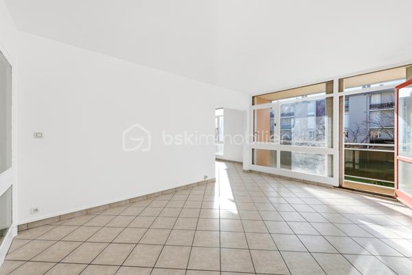 Découvrez cet appartement spacieux et fonctionnel, offrant un cadre de vie idéal alliant confort et proximité des commodités.

L'entrée dessert un séjour baigné de lumière de 17 m² avec un agréable balcon exposé SUD une première pièce offrant de multiples possibilités (chambre, bureau, salle de jeux, etc), ainsi qu'une grande cuisine fermée.
Le couloir mène à l'espace nuit composé de deux autres chambres de 10 m² et 12 m², chacune équipée de placard intégré et d'un balcon, une salle de bain avec baignoire et des toilettes séparées.

Situé dans un quartier calme, l'appartement bénéficie d'une localisation idéale pour les familles :
À 5 min à pied de l'école primaire Meyrie et Centre Culturel et Sportif L'Arcanson
À 15 min à pied du collège Jean Mermoz