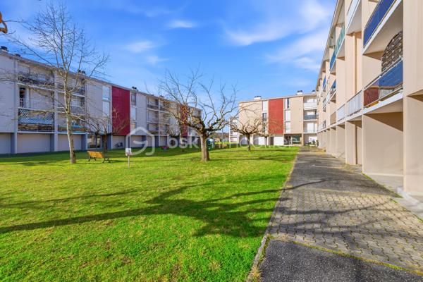 Découvrez cet appartement spacieux et fonctionnel, offrant un cadre de vie idéal alliant confort et proximité des commodités.

L'entrée dessert un séjour baigné de lumière de 17 m² avec un agréable balcon exposé SUD une première pièce offrant de multiples possibilités (chambre, bureau, salle de jeux, etc), ainsi qu'une grande cuisine fermée.
Le couloir mène à l'espace nuit composé de deux autres chambres de 10 m² et 12 m², chacune équipée de placard intégré et d'un balcon, une salle de bain avec baignoire et des toilettes séparées.

Situé dans un quartier calme, l'appartement bénéficie d'une localisation idéale pour les familles :
À 5 min à pied de l'école primaire Meyrie et Centre Culturel et Sportif L'Arcanson
À 15 min à pied du collège Jean Mermoz