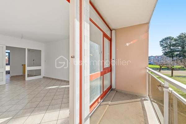 Découvrez cet appartement spacieux et fonctionnel, offrant un cadre de vie idéal alliant confort et proximité des commodités.

L'entrée dessert un séjour baigné de lumière de 17 m² avec un agréable balcon exposé SUD une première pièce offrant de multiples possibilités (chambre, bureau, salle de jeux, etc), ainsi qu'une grande cuisine fermée.
Le couloir mène à l'espace nuit composé de deux autres chambres de 10 m² et 12 m², chacune équipée de placard intégré et d'un balcon, une salle de bain avec baignoire et des toilettes séparées.

Situé dans un quartier calme, l'appartement bénéficie d'une localisation idéale pour les familles :
À 5 min à pied de l'école primaire Meyrie et Centre Culturel et Sportif L'Arcanson
À 15 min à pied du collège Jean Mermoz