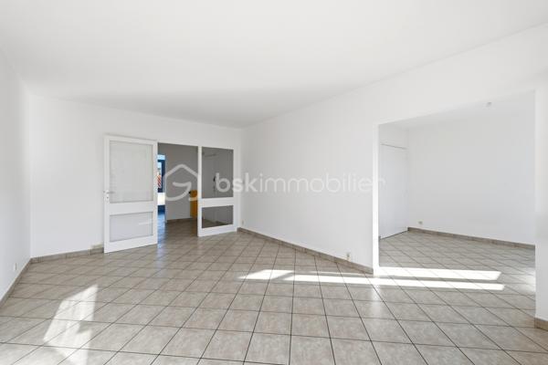 Découvrez cet appartement spacieux et fonctionnel, offrant un cadre de vie idéal alliant confort et proximité des commodités.

L'entrée dessert un séjour baigné de lumière de 17 m² avec un agréable balcon exposé SUD une première pièce offrant de multiples possibilités (chambre, bureau, salle de jeux, etc), ainsi qu'une grande cuisine fermée.
Le couloir mène à l'espace nuit composé de deux autres chambres de 10 m² et 12 m², chacune équipée de placard intégré et d'un balcon, une salle de bain avec baignoire et des toilettes séparées.

Situé dans un quartier calme, l'appartement bénéficie d'une localisation idéale pour les familles :
À 5 min à pied de l'école primaire Meyrie et Centre Culturel et Sportif L'Arcanson
À 15 min à pied du collège Jean Mermoz