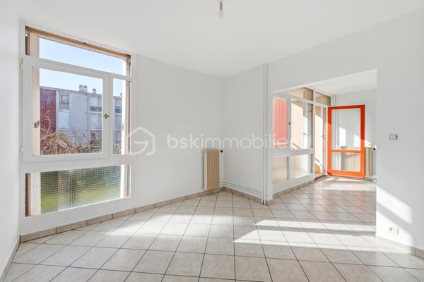 Découvrez cet appartement spacieux et fonctionnel, offrant un cadre de vie idéal alliant confort et proximité des commodités.

L'entrée dessert un séjour baigné de lumière de 17 m² avec un agréable balcon exposé SUD une première pièce offrant de multiples possibilités (chambre, bureau, salle de jeux, etc), ainsi qu'une grande cuisine fermée.
Le couloir mène à l'espace nuit composé de deux autres chambres de 10 m² et 12 m², chacune équipée de placard intégré et d'un balcon, une salle de bain avec baignoire et des toilettes séparées.

Situé dans un quartier calme, l'appartement bénéficie d'une localisation idéale pour les familles :
À 5 min à pied de l'école primaire Meyrie et Centre Culturel et Sportif L'Arcanson
À 15 min à pied du collège Jean Mermoz