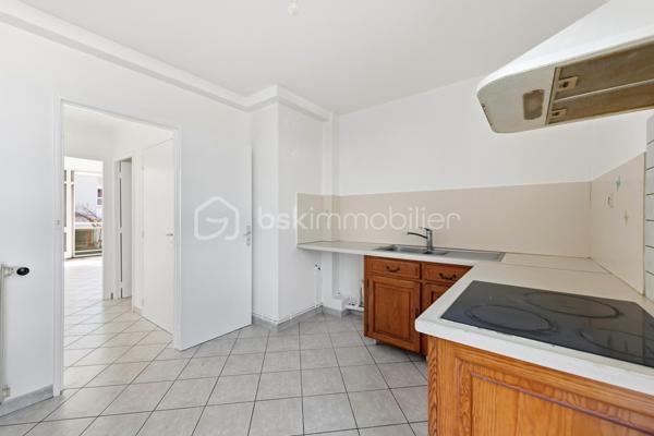 Découvrez cet appartement spacieux et fonctionnel, offrant un cadre de vie idéal alliant confort et proximité des commodités.

L'entrée dessert un séjour baigné de lumière de 17 m² avec un agréable balcon exposé SUD une première pièce offrant de multiples possibilités (chambre, bureau, salle de jeux, etc), ainsi qu'une grande cuisine fermée.
Le couloir mène à l'espace nuit composé de deux autres chambres de 10 m² et 12 m², chacune équipée de placard intégré et d'un balcon, une salle de bain avec baignoire et des toilettes séparées.

Situé dans un quartier calme, l'appartement bénéficie d'une localisation idéale pour les familles :
À 5 min à pied de l'école primaire Meyrie et Centre Culturel et Sportif L'Arcanson
À 15 min à pied du collège Jean Mermoz