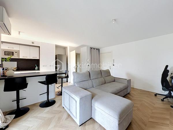Découvrez cet appartement T2 de 46 m² situé au sein d'une résidence calme et bien entretenue.

Il se compose d'une entrée, d'une agréable pièce de vie avec cuisine ouverte, climatisée, prolongée par une terrasse permettant de profiter d'un extérieur au calme. L'espace nuit comprend une chambre avec salle d'eau attenante ainsi qu'un WC indépendant.
Deux places de parking aériennes complètent ce bien.
Vous apprécierez son emplacement, à proximité des commerces, des écoles, du marché, des parcs, des transports, des sites Airbus et du parc des expositions, avec un accès rapide à Blagnac.

Les + :
Climatisation réversible
Terrasse
2 places de parking
Résidence calme et bien entretenue
Proche des commerces et des bassins d'emploi Airbus
Aucun travaux a prévoir 

Un appartement fonctionnel, idéal pour un premier achat, un pied-à-terre ou un investissement locatif.