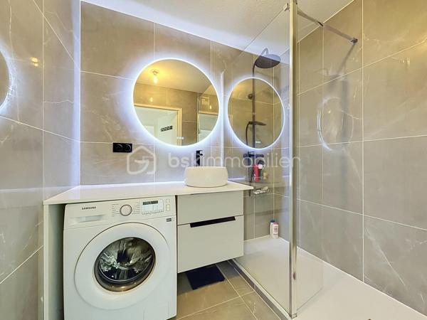 Découvrez cet appartement T2 de 46 m² situé au sein d'une résidence calme et bien entretenue.

Il se compose d'une entrée, d'une agréable pièce de vie avec cuisine ouverte, climatisée, prolongée par une terrasse permettant de profiter d'un extérieur au calme. L'espace nuit comprend une chambre avec salle d'eau attenante ainsi qu'un WC indépendant.
Deux places de parking aériennes complètent ce bien.
Vous apprécierez son emplacement, à proximité des commerces, des écoles, du marché, des parcs, des transports, des sites Airbus et du parc des expositions, avec un accès rapide à Blagnac.

Les + :
Climatisation réversible
Terrasse
2 places de parking
Résidence calme et bien entretenue
Proche des commerces et des bassins d'emploi Airbus
Aucun travaux a prévoir 

Un appartement fonctionnel, idéal pour un premier achat, un pied-à-terre ou un investissement locatif.
