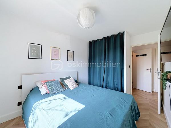Découvrez cet appartement T2 de 46 m² situé au sein d'une résidence calme et bien entretenue.

Il se compose d'une entrée, d'une agréable pièce de vie avec cuisine ouverte, climatisée, prolongée par une terrasse permettant de profiter d'un extérieur au calme. L'espace nuit comprend une chambre avec salle d'eau attenante ainsi qu'un WC indépendant.
Deux places de parking aériennes complètent ce bien.
Vous apprécierez son emplacement, à proximité des commerces, des écoles, du marché, des parcs, des transports, des sites Airbus et du parc des expositions, avec un accès rapide à Blagnac.

Les + :
Climatisation réversible
Terrasse
2 places de parking
Résidence calme et bien entretenue
Proche des commerces et des bassins d'emploi Airbus
Aucun travaux a prévoir 

Un appartement fonctionnel, idéal pour un premier achat, un pied-à-terre ou un investissement locatif.