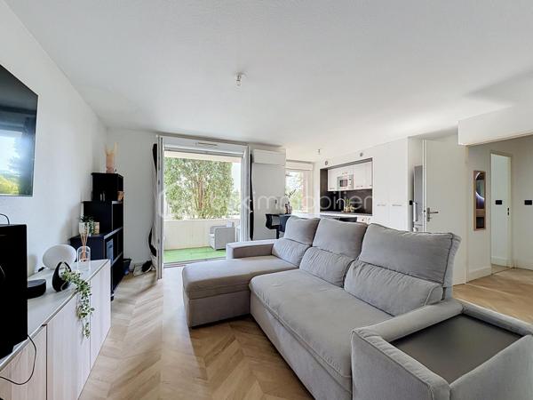 Découvrez cet appartement T2 de 46 m² situé au sein d'une résidence calme et bien entretenue.

Il se compose d'une entrée, d'une agréable pièce de vie avec cuisine ouverte, climatisée, prolongée par une terrasse permettant de profiter d'un extérieur au calme. L'espace nuit comprend une chambre avec salle d'eau attenante ainsi qu'un WC indépendant.
Deux places de parking aériennes complètent ce bien.
Vous apprécierez son emplacement, à proximité des commerces, des écoles, du marché, des parcs, des transports, des sites Airbus et du parc des expositions, avec un accès rapide à Blagnac.

Les + :
Climatisation réversible
Terrasse
2 places de parking
Résidence calme et bien entretenue
Proche des commerces et des bassins d'emploi Airbus
Aucun travaux a prévoir 

Un appartement fonctionnel, idéal pour un premier achat, un pied-à-terre ou un investissement locatif.