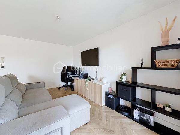 Découvrez cet appartement T2 de 46 m² situé au sein d'une résidence calme et bien entretenue.

Il se compose d'une entrée, d'une agréable pièce de vie avec cuisine ouverte, climatisée, prolongée par une terrasse permettant de profiter d'un extérieur au calme. L'espace nuit comprend une chambre avec salle d'eau attenante ainsi qu'un WC indépendant.
Deux places de parking aériennes complètent ce bien.
Vous apprécierez son emplacement, à proximité des commerces, des écoles, du marché, des parcs, des transports, des sites Airbus et du parc des expositions, avec un accès rapide à Blagnac.

Les + :
Climatisation réversible
Terrasse
2 places de parking
Résidence calme et bien entretenue
Proche des commerces et des bassins d'emploi Airbus
Aucun travaux a prévoir 

Un appartement fonctionnel, idéal pour un premier achat, un pied-à-terre ou un investissement locatif.