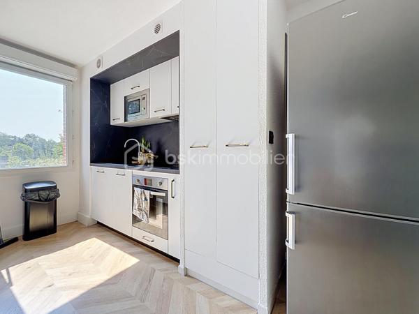 Découvrez cet appartement T2 de 46 m² situé au sein d'une résidence calme et bien entretenue.

Il se compose d'une entrée, d'une agréable pièce de vie avec cuisine ouverte, climatisée, prolongée par une terrasse permettant de profiter d'un extérieur au calme. L'espace nuit comprend une chambre avec salle d'eau attenante ainsi qu'un WC indépendant.
Deux places de parking aériennes complètent ce bien.
Vous apprécierez son emplacement, à proximité des commerces, des écoles, du marché, des parcs, des transports, des sites Airbus et du parc des expositions, avec un accès rapide à Blagnac.

Les + :
Climatisation réversible
Terrasse
2 places de parking
Résidence calme et bien entretenue
Proche des commerces et des bassins d'emploi Airbus
Aucun travaux a prévoir 

Un appartement fonctionnel, idéal pour un premier achat, un pied-à-terre ou un investissement locatif.