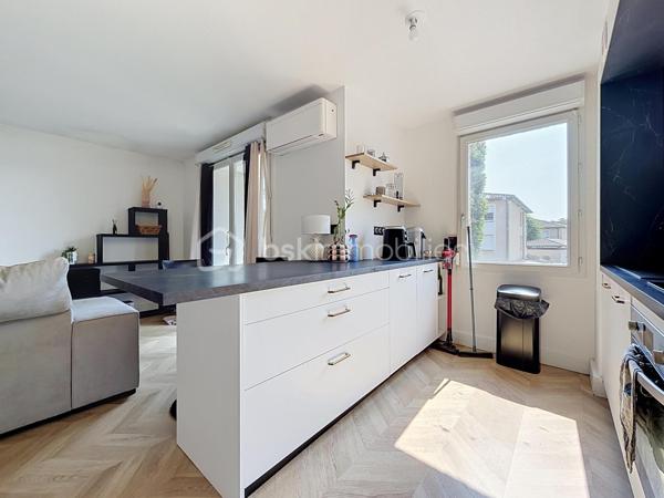 Découvrez cet appartement T2 de 46 m² situé au sein d'une résidence calme et bien entretenue.

Il se compose d'une entrée, d'une agréable pièce de vie avec cuisine ouverte, climatisée, prolongée par une terrasse permettant de profiter d'un extérieur au calme. L'espace nuit comprend une chambre avec salle d'eau attenante ainsi qu'un WC indépendant.
Deux places de parking aériennes complètent ce bien.
Vous apprécierez son emplacement, à proximité des commerces, des écoles, du marché, des parcs, des transports, des sites Airbus et du parc des expositions, avec un accès rapide à Blagnac.

Les + :
Climatisation réversible
Terrasse
2 places de parking
Résidence calme et bien entretenue
Proche des commerces et des bassins d'emploi Airbus
Aucun travaux a prévoir 

Un appartement fonctionnel, idéal pour un premier achat, un pied-à-terre ou un investissement locatif.