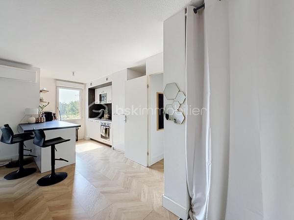 Découvrez cet appartement T2 de 46 m² situé au sein d'une résidence calme et bien entretenue.

Il se compose d'une entrée, d'une agréable pièce de vie avec cuisine ouverte, climatisée, prolongée par une terrasse permettant de profiter d'un extérieur au calme. L'espace nuit comprend une chambre avec salle d'eau attenante ainsi qu'un WC indépendant.
Deux places de parking aériennes complètent ce bien.
Vous apprécierez son emplacement, à proximité des commerces, des écoles, du marché, des parcs, des transports, des sites Airbus et du parc des expositions, avec un accès rapide à Blagnac.

Les + :
Climatisation réversible
Terrasse
2 places de parking
Résidence calme et bien entretenue
Proche des commerces et des bassins d'emploi Airbus
Aucun travaux a prévoir 

Un appartement fonctionnel, idéal pour un premier achat, un pied-à-terre ou un investissement locatif.