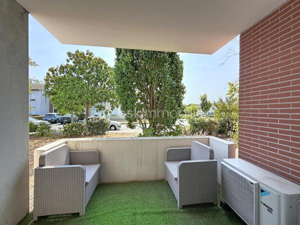 Découvrez cet appartement T2 de 46 m² situé au sein d'une résidence calme et bien entretenue.

Il se compose d'une entrée, d'une agréable pièce de vie avec cuisine ouverte, climatisée, prolongée par une terrasse permettant de profiter d'un extérieur au calme. L'espace nuit comprend une chambre avec salle d'eau attenante ainsi qu'un WC indépendant.
Deux places de parking aériennes complètent ce bien.
Vous apprécierez son emplacement, à proximité des commerces, des écoles, du marché, des parcs, des transports, des sites Airbus et du parc des expositions, avec un accès rapide à Blagnac.

Les + :
Climatisation réversible
Terrasse
2 places de parking
Résidence calme et bien entretenue
Proche des commerces et des bassins d'emploi Airbus
Aucun travaux a prévoir 

Un appartement fonctionnel, idéal pour un premier achat, un pied-à-terre ou un investissement locatif.