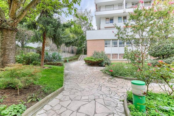 PARIS 20ie . PRODUIT D'INVESTISSEMENT LOCATIF . PLATEAU DE 4 APPARTEMENTS Paris