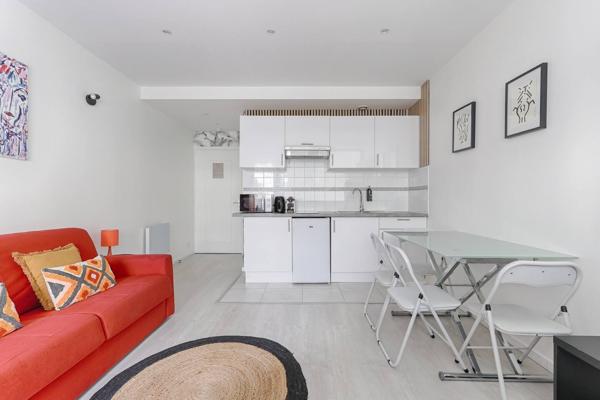 PARIS 20ie . PRODUIT D'INVESTISSEMENT LOCATIF . PLATEAU DE 4 APPARTEMENTS Paris