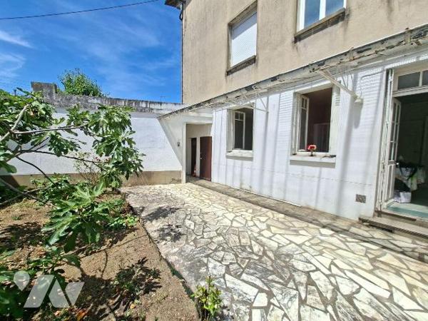 QUARTIER DU PRE - PROCHE QUAIS - RUE TRES CALME
Dans petite copropriété de 3 appartements 
ap...