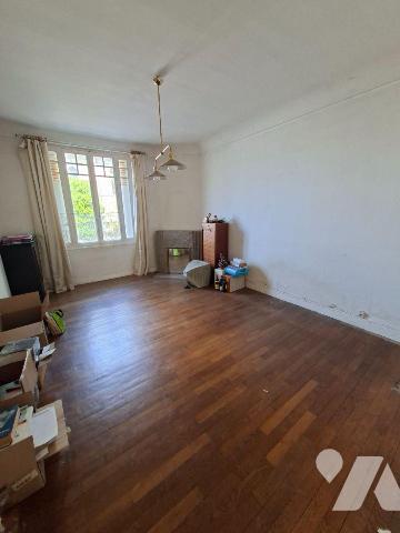 QUARTIER DU PRE - PROCHE QUAIS - RUE TRES CALME
Dans petite copropriété de 3 appartements 
ap...