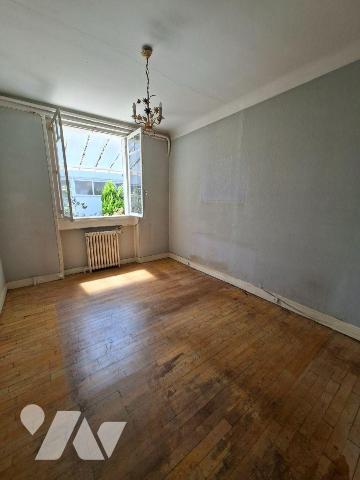 QUARTIER DU PRE - PROCHE QUAIS - RUE TRES CALME
Dans petite copropriété de 3 appartements 
ap...