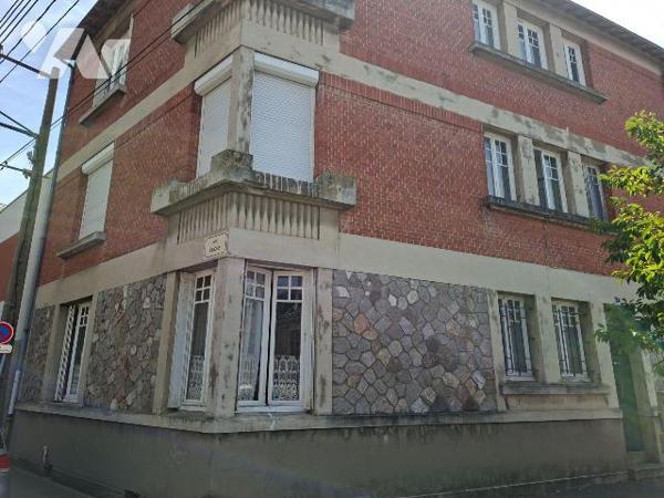 QUARTIER DU PRE - PROCHE QUAIS - RUE TRES CALME
Dans petite copropriété de 3 appartements 
ap...