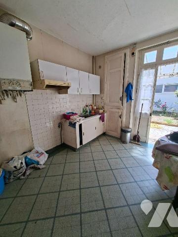 QUARTIER DU PRE - PROCHE QUAIS - RUE TRES CALME
Dans petite copropriété de 3 appartements 
ap...