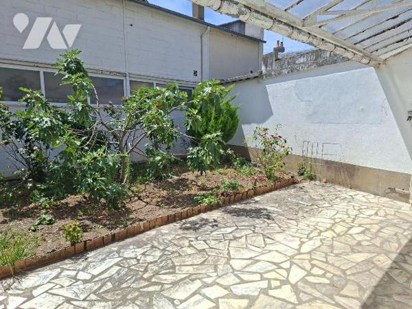QUARTIER DU PRE - PROCHE QUAIS - RUE TRES CALME
Dans petite copropriété de 3 appartements 
ap...
