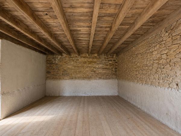 Longère en pierre à rénover avec dépendances et 6 000 m² de terrain