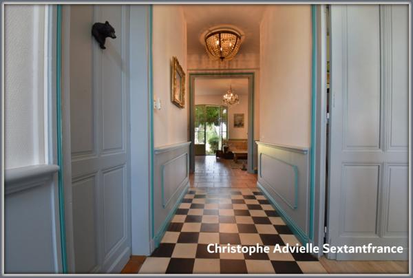 Grande maison bourgeoise et son studio indépendant au coeur d'un village avec services