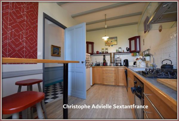 Grande maison bourgeoise et son studio indépendant au coeur d'un village avec services