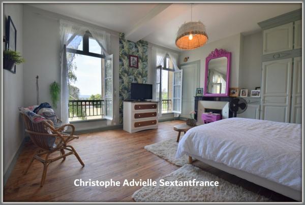 Grande maison bourgeoise et son studio indépendant au coeur d'un village avec services