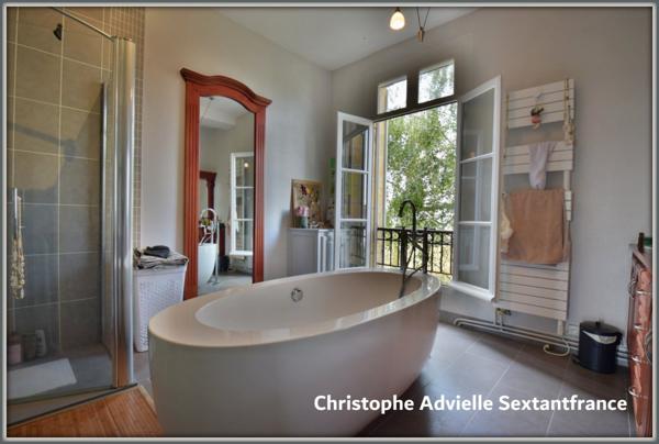 Grande maison bourgeoise et son studio indépendant au coeur d'un village avec services