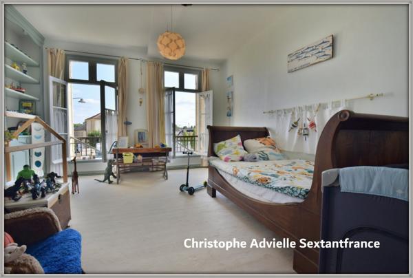 Grande maison bourgeoise et son studio indépendant au coeur d'un village avec services