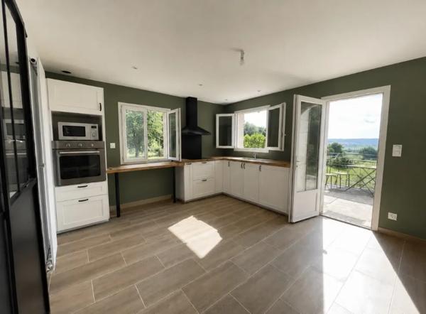 Maison de caractère rénovée avec vue sur le château de Chitr